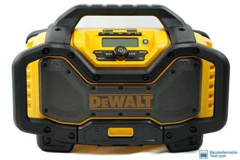 Zdjęcie radia budowlanego DeWalt DCR027 pokazujące jego wytrzymałą obudowę i klatkę zabezpieczającą