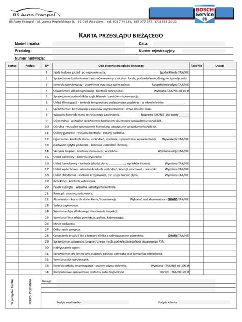 Zdjęcie mechanika dokonującego przeglądu żurawia hydraulicznego
