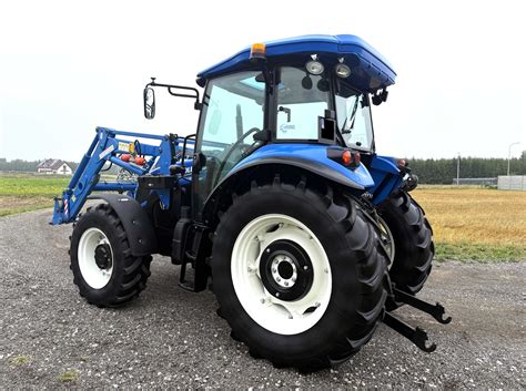 Zdjęcie ciągnika New Holland T4S z ładowaczem czołowym.