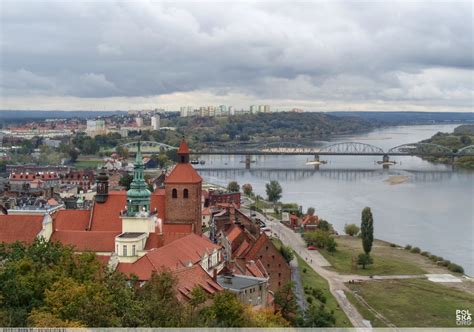 zdjęcie panoramy Grudziądza z widoczną Wisłą i elementami przemysłowymi