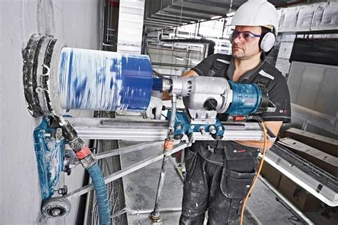 Zdjęcie wiertnicy Bosch GDB 350 WE Professional w akcji podczas testów