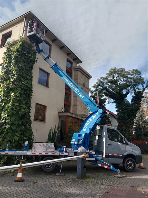 Nowoczesny podnośnik koszowy pracujący na placu budowy