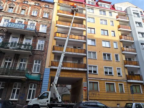 Pracownik korzystający z podnośnika koszowego podczas prac konserwacyjnych