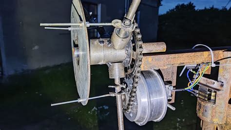 Zbliżenie na mechanizm pedałów i napędu traktora na pedały