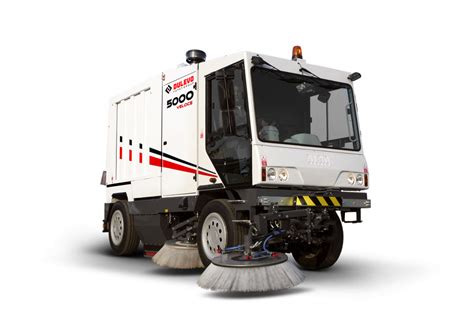 Operator obsługujący Dulevo 5000 Combi w środowisku przemysłowym