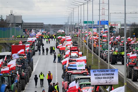 Zdjęcie przedstawiające grupę rolników protestujących w sprawie homologacji ciągników.