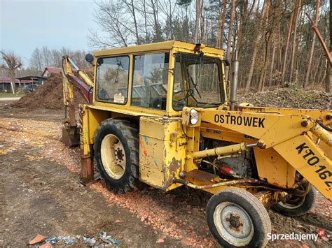 Historyczne zdjęcie koparko-ładowarki Ostrówek K-162 w pracy