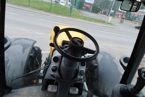 Przycisk HTC w kabinie JCB