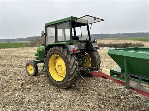 Thematyczne zdjęcie John Deere 2140 w pracy na polu