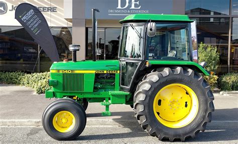 Zdjęcie ciągnika John Deere 2140 z różnych perspektyw
