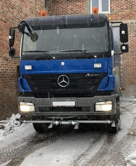 Zamiatarko-polewaczka Mercedes z hasłem 