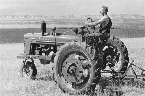 historyczny traktor Farmall z podwójnym kołem przednim
