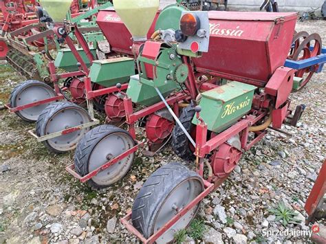 Siewnik kukurydzy Hassia z widocznym mechanizmem napędowym