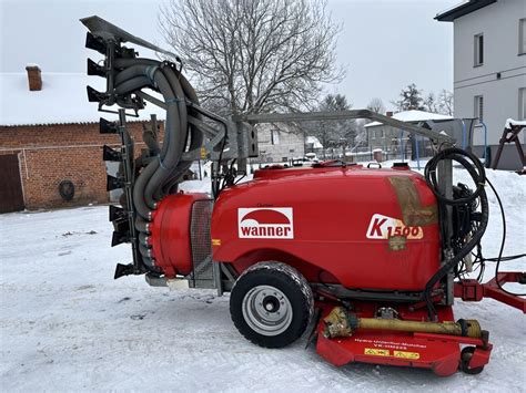 Opryskiwacz sadowniczy z kosiarką w pracy