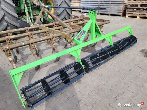 Infografika porównująca działanie kultywatora i brony.