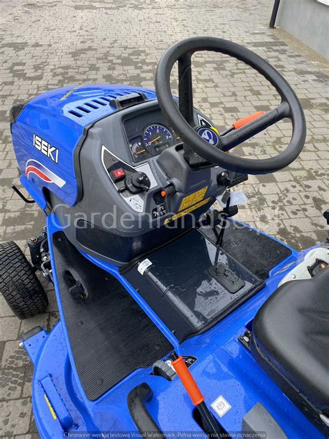 Traktorek ogrodowy Iseki SXG 324 w akcji