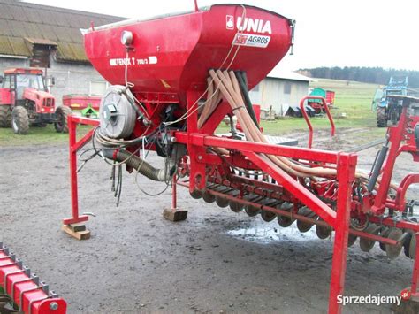 Agregat uprawowo-siewny Unia Fenix w pracy na polu