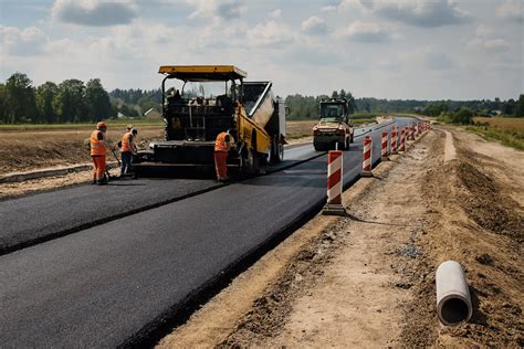 Rozkładarka asfaltu w akcji podczas budowy drogi