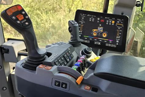 Wnętrze kabiny ciągnika JCB Fastrac