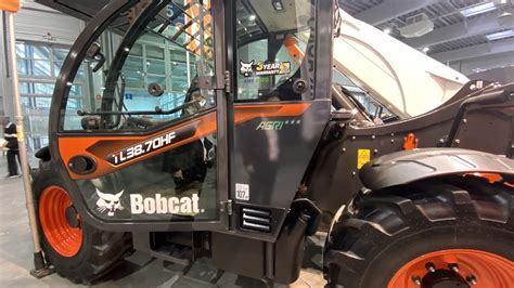 Schemat działania ładowarki Bobcat w ciasnych przestrzeniach między kojcami