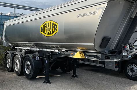 Wywrotka Meiller podczas rozładunku materiałów sypkich