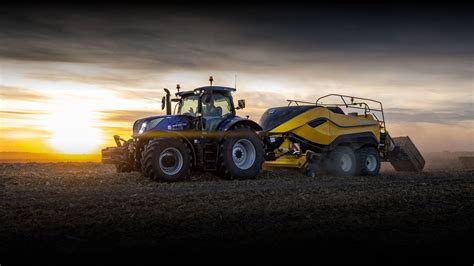 Zdjęcie ciągnika New Holland z rębakiem w niestandardowym malowaniu