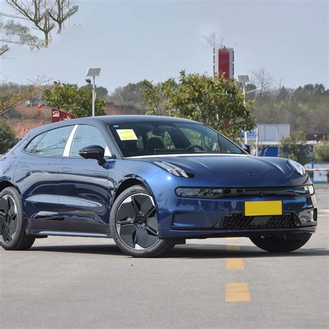 Ilustracja koncepcyjna hybrydowego sedana Geely z silnikiem metanolowym