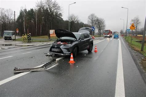 miejsce wypadku na DK8, zniszczone pojazdy