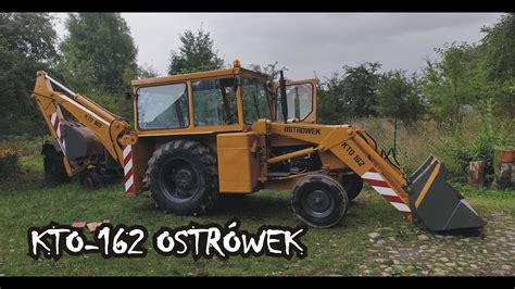 Infografika przedstawiająca porównanie kluczowych parametrów technicznych Ostrówek KTO-162 z innymi popularnymi koparko-ładowarkami