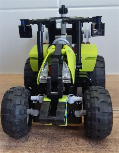 Zdjęcie części klocków z zestawu LEGO Technic 9393, w tym kilku limonkowych elementów