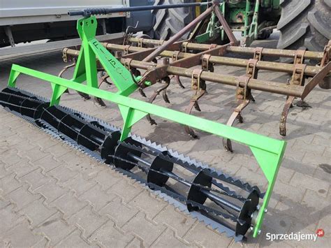 zdjęcie kultywatora pracującego na polu