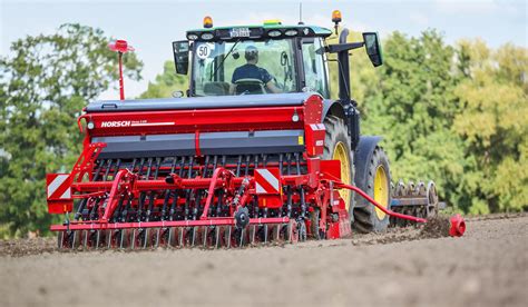 Schemat budowy siewnika HORSCH Versa 3 KR z zaznaczeniem dozowników i wałka napędowego