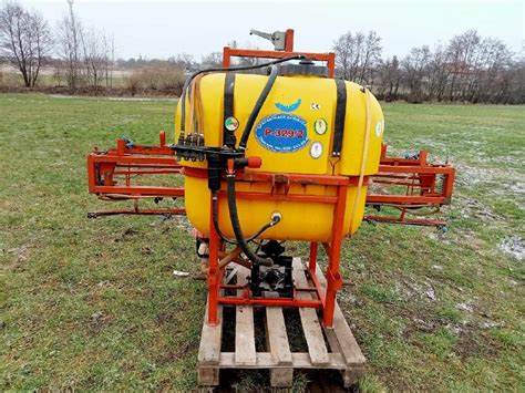 Zdjęcie przedstawiające używany opryskiwacz rolniczy Pilmet z hydrauliczną belką polową