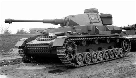 Historyczne zdjęcie wózka widłowego używanego podczas I wojny światowej do przenoszenia skrzyń.