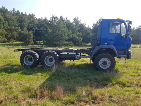 Zdjęcie ciągnika siodłowego lub podwozia Iveco przygotowanego pod zabudowę pomocy drogowej