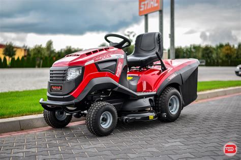 Schemat porównujący obszar trawnika i rekomendowany typ kosiarki (ręczna, traktorek standardowy, traktorek duży)