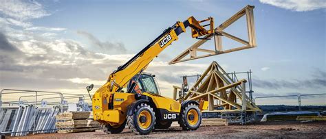 Schemat techniczny przedstawiający zasięg pracy oraz wymiary gabarytowe ładowarki JCB 540-140