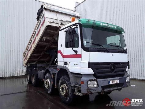 Tematyczne zdjęcie wywrotki Mercedes-Benz Actros pracującej na placu budowy