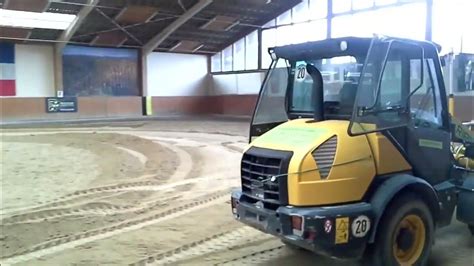 Zdjęcie przedstawiające tylną szybę hartowaną z zieloną poświatą do ładowarki kołowej CATERPILLAR.