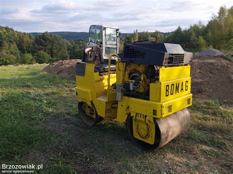 Ilustracja przedstawiająca zastosowanie walca tandemowego Bomag w pracach drogowych