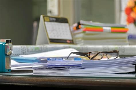 zdjęcie dokumentów finansowych i faktur leżących na biurku