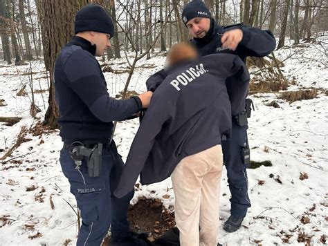 schemat działań policji z psem tropiącym w lesie