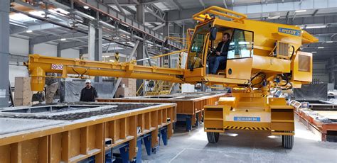 zdjęcie hydraulicznego mieszalnika do betonu w akcji