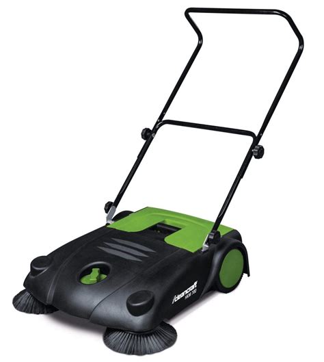 Zamiatarka ręczna Cleancraft HKM 700 w akcji, zbierająca zanieczyszczenia