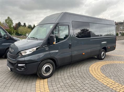 zdjęcie różnych typów nadwozia IVECO Daily: furgon, podwozie pod zabudowę, brygadówka