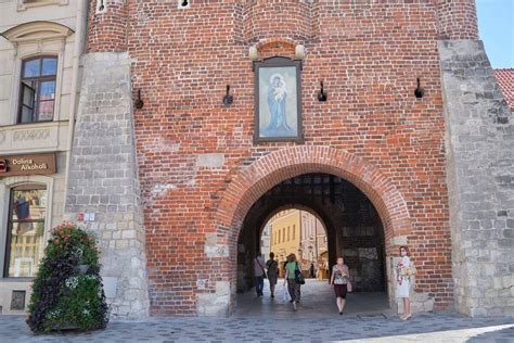 Brama Krakowska w Lublinie z podniesioną kratą bronną