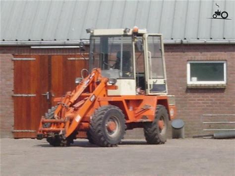Thematic photo of a Schaeff SKL 831 wheel loader working on a farm