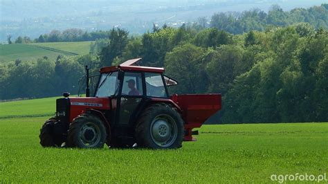 Traktor ogrodowy z rozsiewaczem nawozu