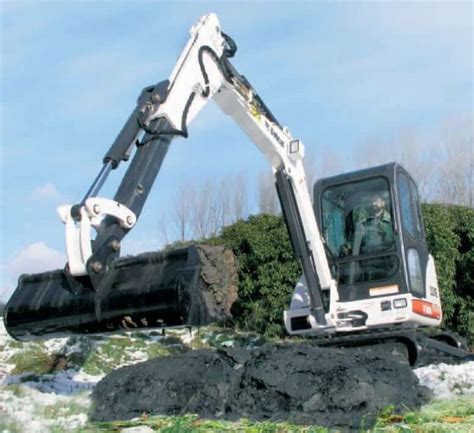 zdjęcie minikoparki Bobcat 331E pracującej przy wykopie