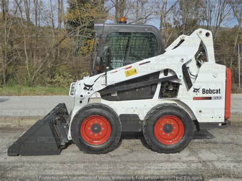 zdjęcie miniładowarki Bobcat S530 z zamontowaną łyżką